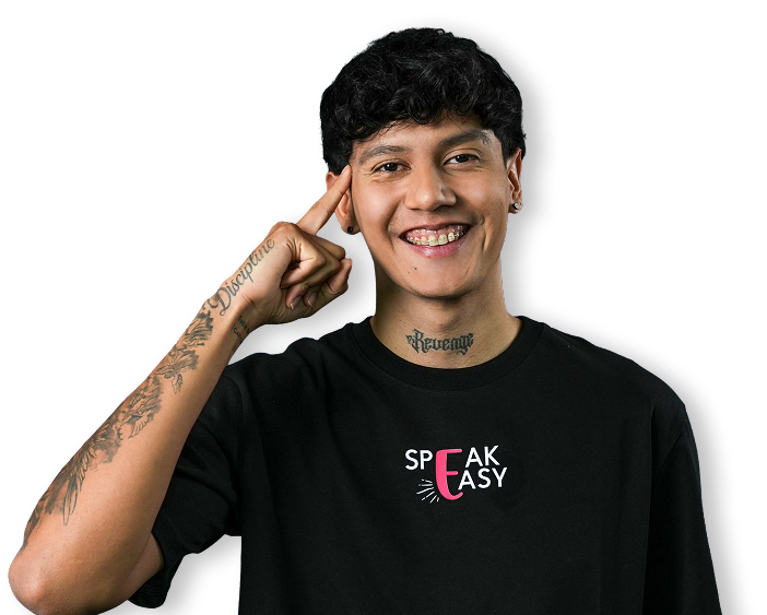 Profesor de Speak Easy sonriendo con la camiseta de la marca